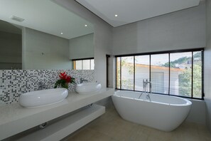 4-Bedroom Pool Villa  | Baño | Tina profunda, amenidades de baño gratuitas, secadora de cabello 