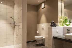 Comfort-dobbeltværelse til 1 person - handicapvenligt - ikke-ryger | Badeværelse | Bruser, brusehoved med spredningseffekt, gratis toiletartikler