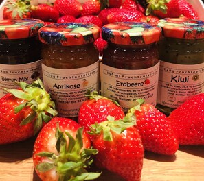 Daily buffet breakfast (EUR 6.50 per person) - Müllers Landhotel (Mespelbrunn)