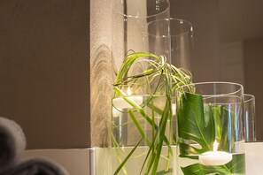 Chambre Double Confort, accessible aux personnes à mobilité réduite, non-fumeurs | Salle de bain | Douche, douche à « effet pluie », articles de toilette gratuits