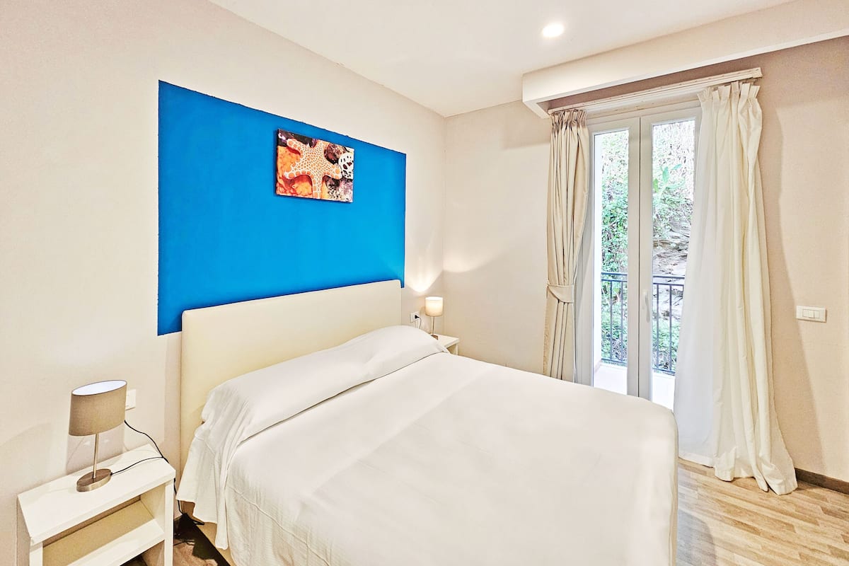 Economy kamer, 1 twee- of 2 eenpersoonsbedden | Een kluis op de kamer, een bureau, gratis wifi, beddengoed