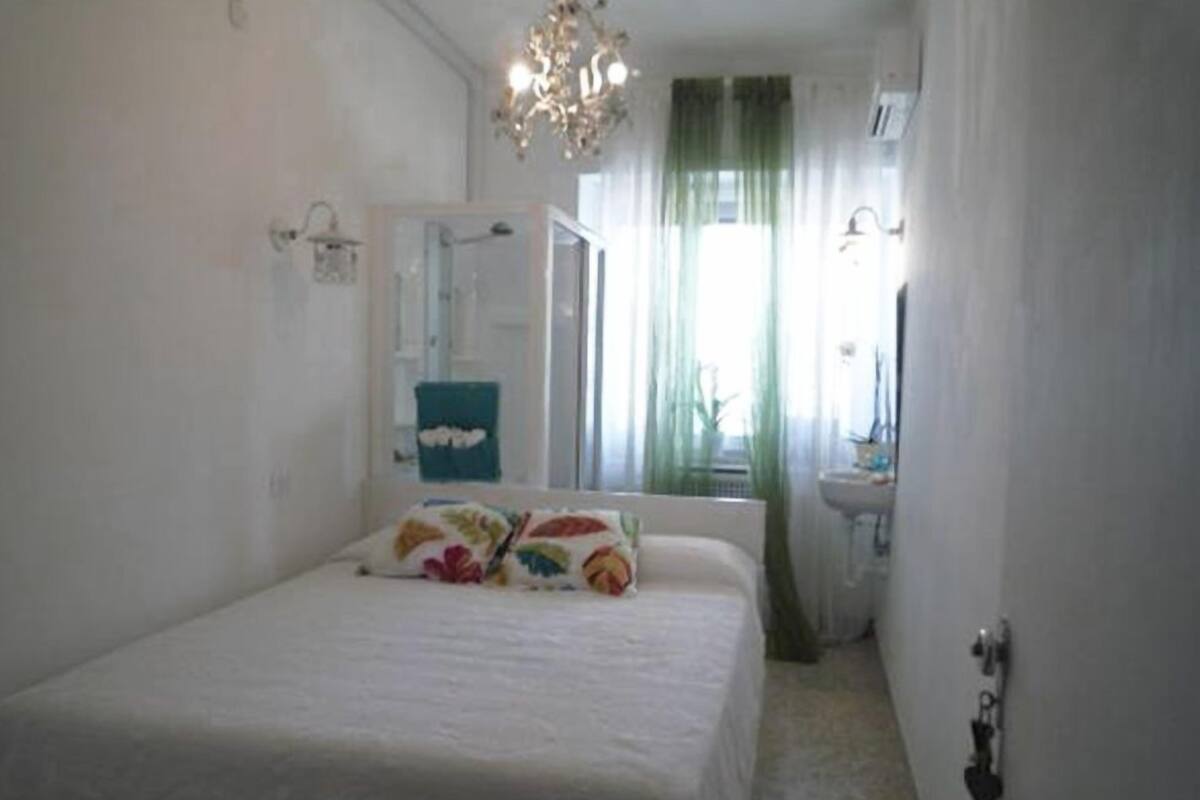 Minibar, desk, cots/infant beds, free WiFi