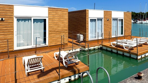 A wooden deck with lounge chairs and a pool. - Floating Resort (Lignano Sabbiadoro)
