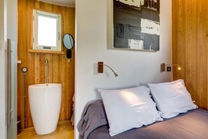 Habitación doble (Metal Glam ) | Baño | Ducha, artículos de higiene personal gratuitos y toallas