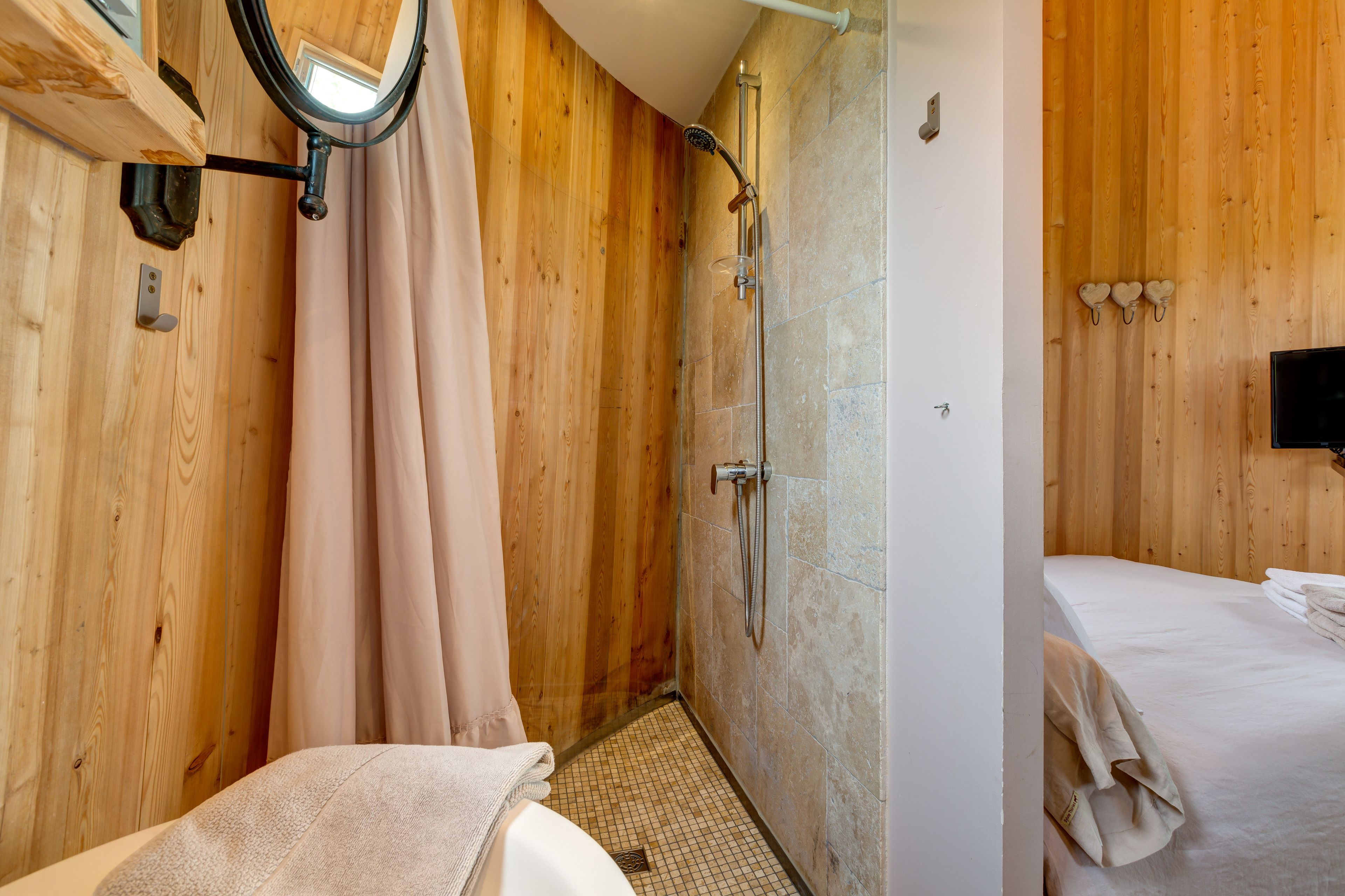 Kahden hengen huone (Lovely Cosy) | Kylpyhuone | Suihku, ilmaiset hygieniatuotteet, pyyhkeet