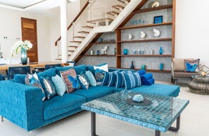 4-Bedroom Pool Villa  | Sala de estar | Una televisión de pantalla plana, un reproductor de DVD