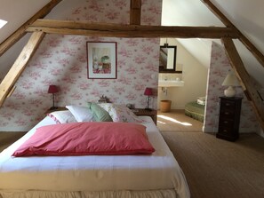 Premium Double Room | Iron/ironing board, rollaway beds, bed sheets