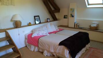 Deluxe Twin Room | Iron/ironing board, rollaway beds, bed sheets
