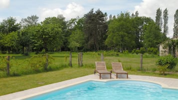 Una piscina al aire libre de temporada