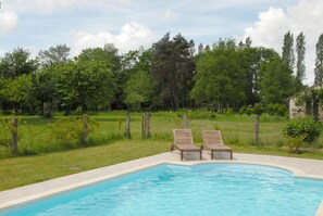 季节性开放的室外游泳池