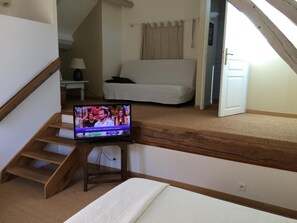 Tabla de planchar con plancha, camas extra y ropa de cama 