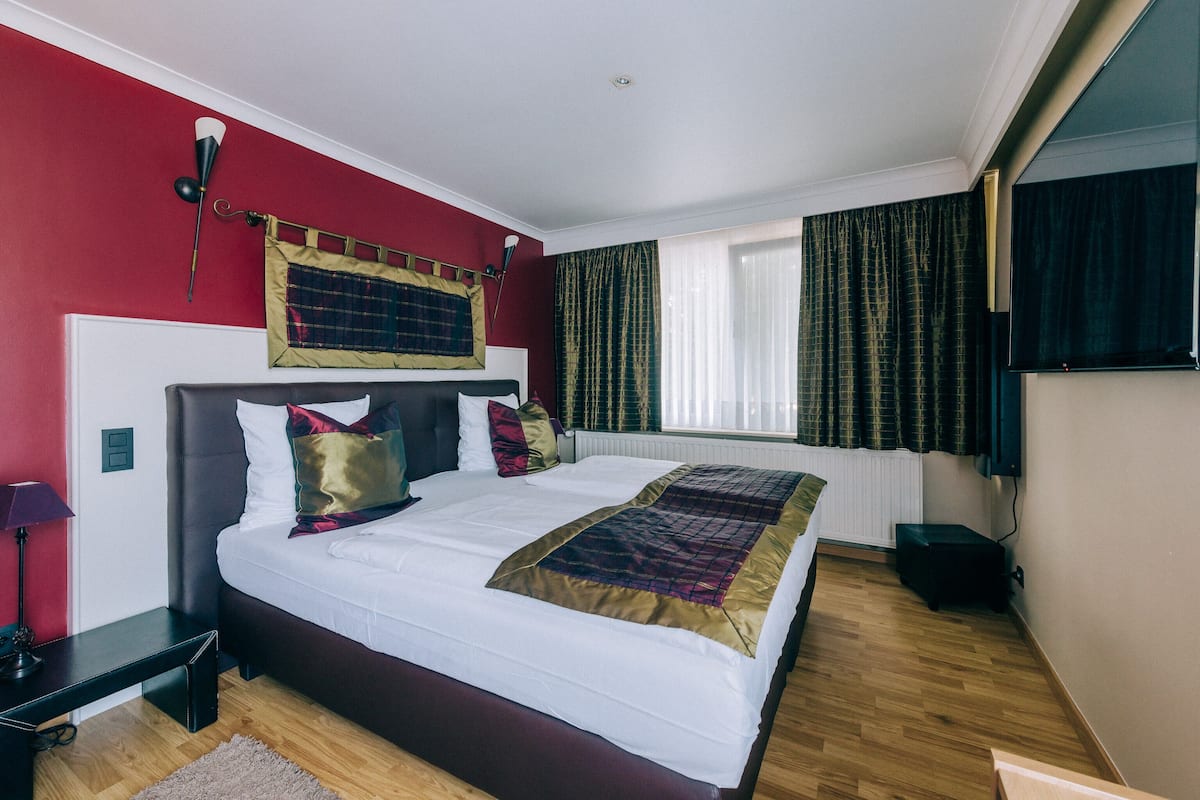 Klassieke kamer, 1 twee- of 2 eenpersoonsbedden, 1 kingsize bed | Luxe beddengoed, donzen dekbedden, een bureau, verduisterende gordijnen