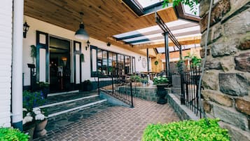 Pintu masuk properti