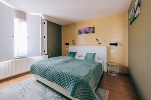 Basic Twin Room | Premium bedding, down comforters, desk, blackout drapes - De Kalvaar Hotel (Ninove)