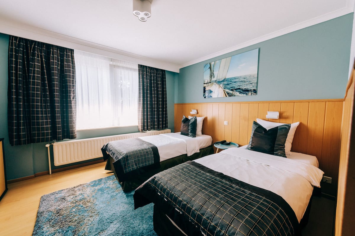 Eenvoudige Twin kamer | Luxe beddengoed, donzen dekbedden, een bureau, verduisterende gordijnen