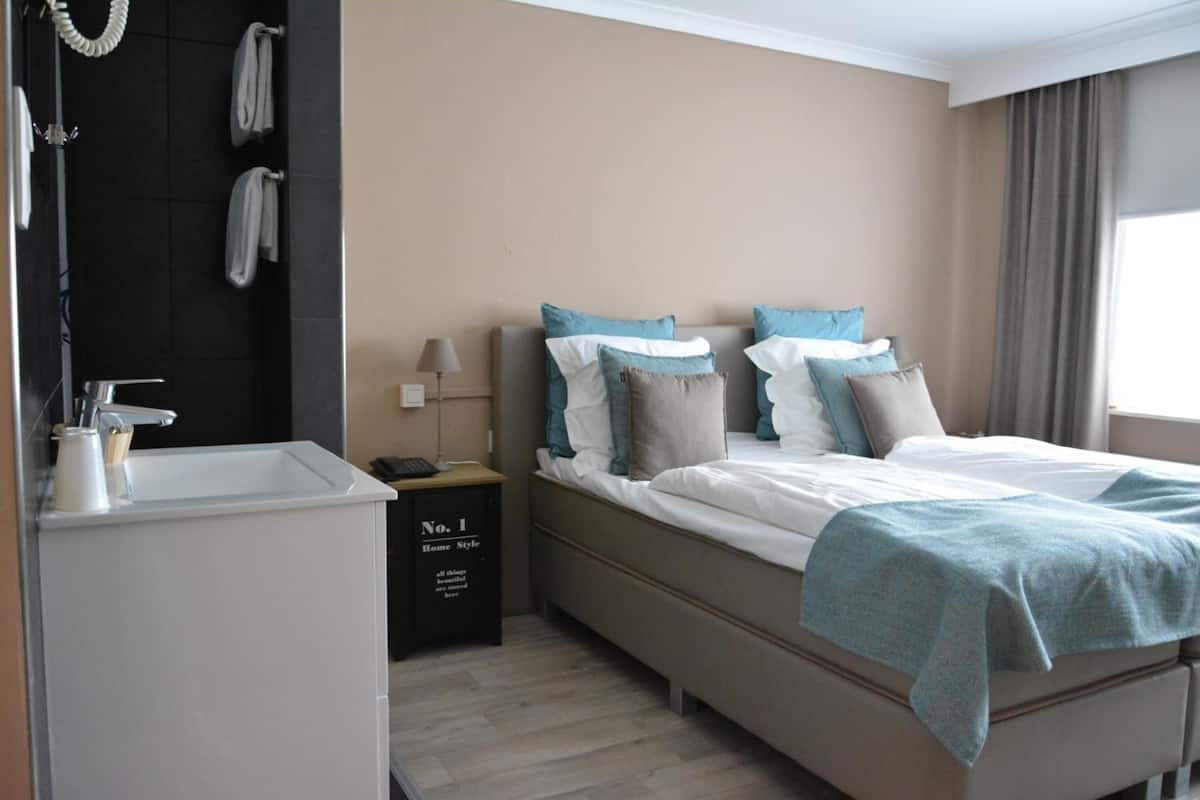 1 bedroom, premium bedding, down duvets, desk