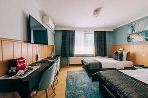 Basic Twin Room | Premium bedding, down duvets, desk, blackout curtains - De Kalvaar Hotel (Ninove)