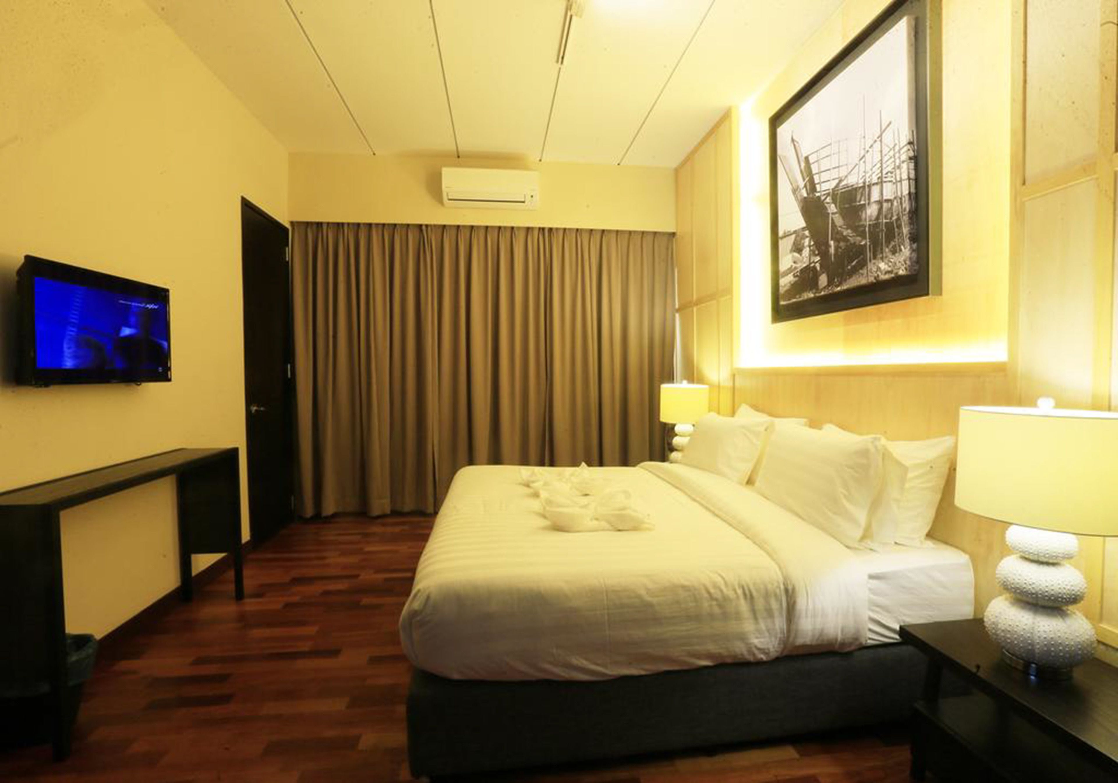 junior suite | desk, iron/ironing board, free wifi, bed sheets