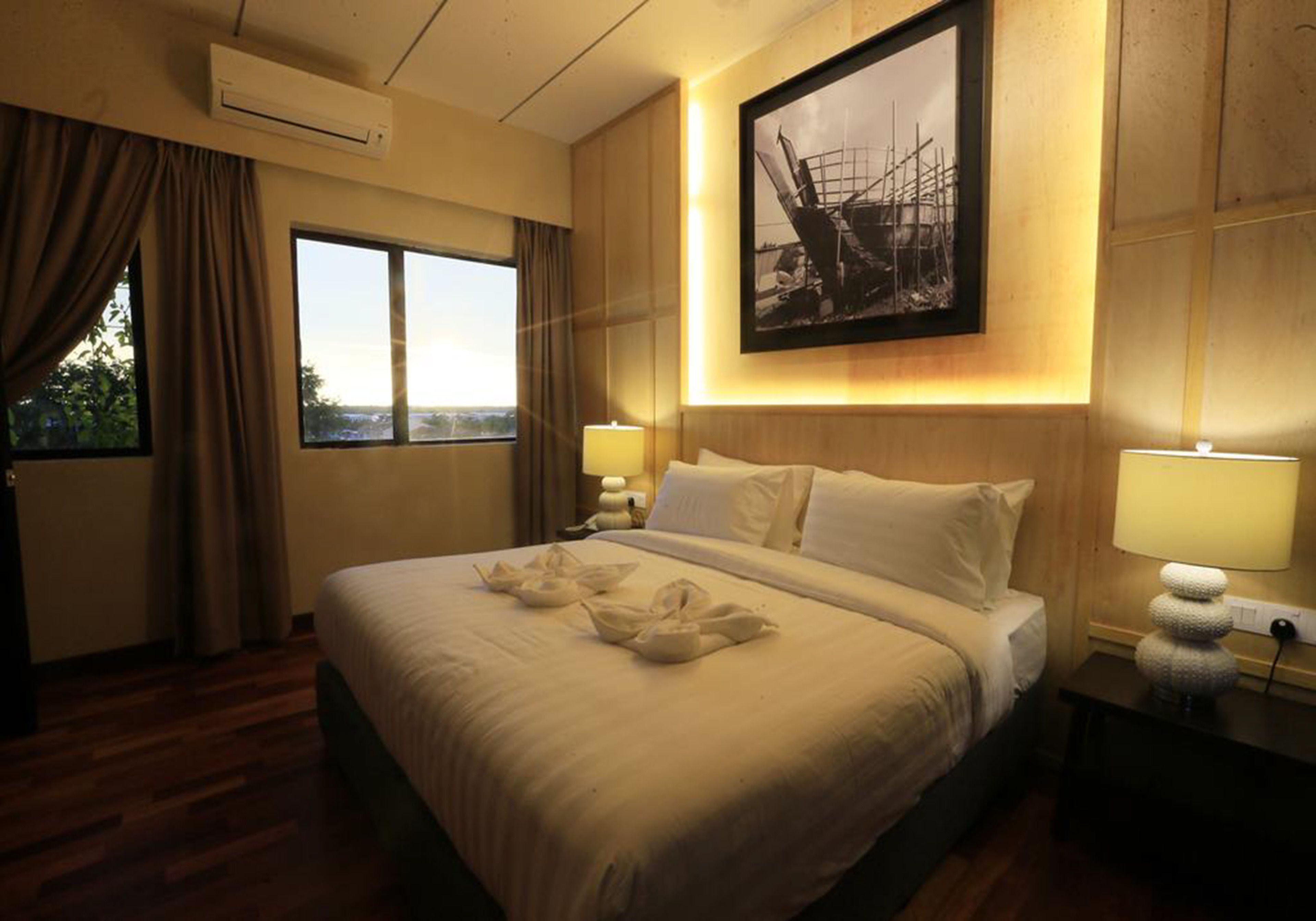 executive suite | desk, iron/ironing board, free wifi, bed sheets