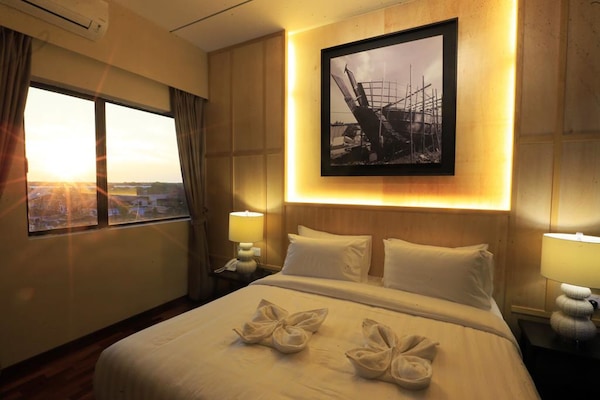 Executive Suite | Desk, iron/ironing board, free WiFi, bed sheets