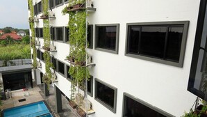 Um edifício branco com a placa 