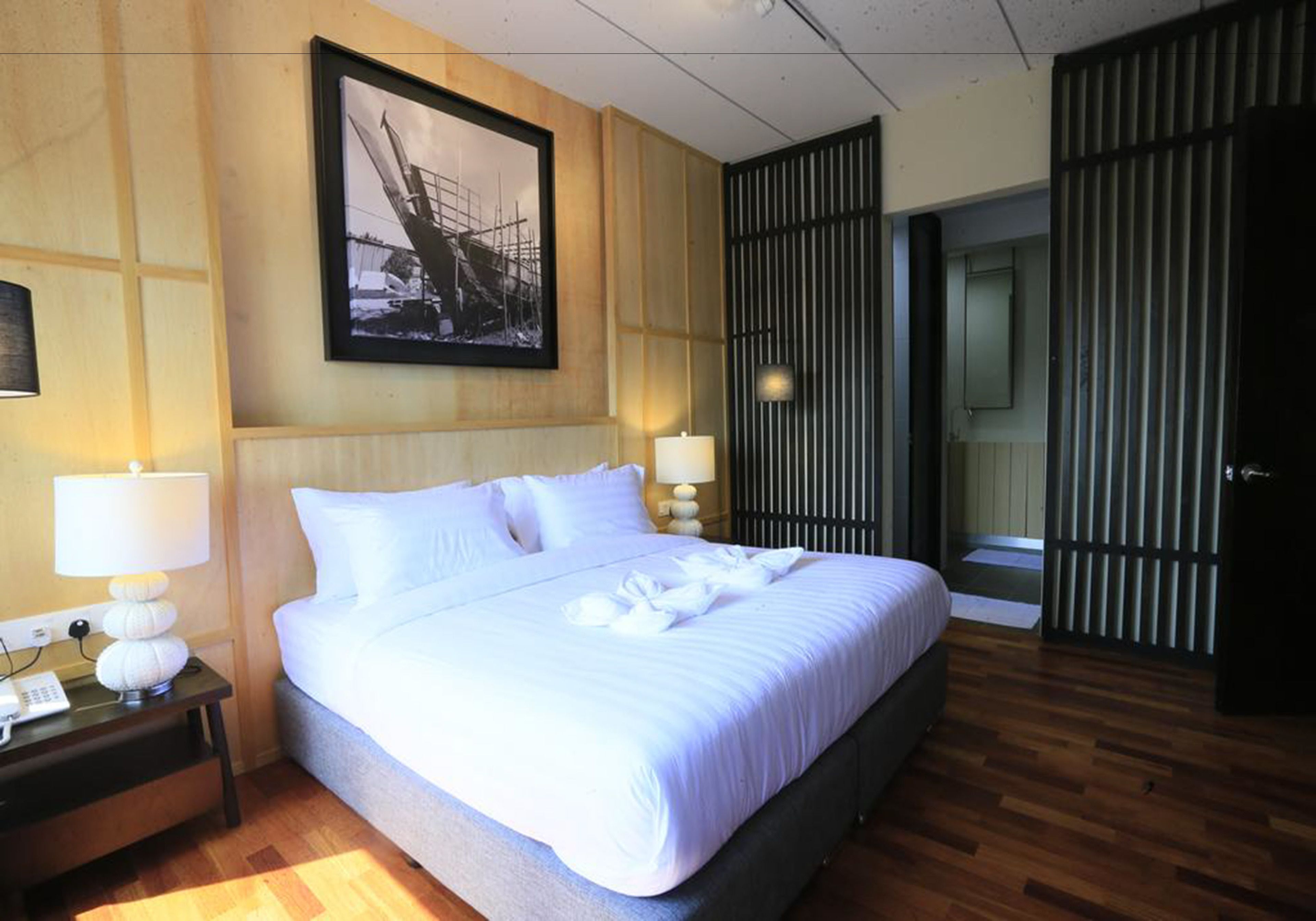 executive suite | desk, iron/ironing board, free wifi, bed sheets