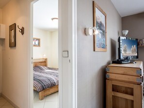 1 bedroom, bed sheets