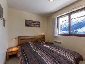 2 bedrooms, bed sheets