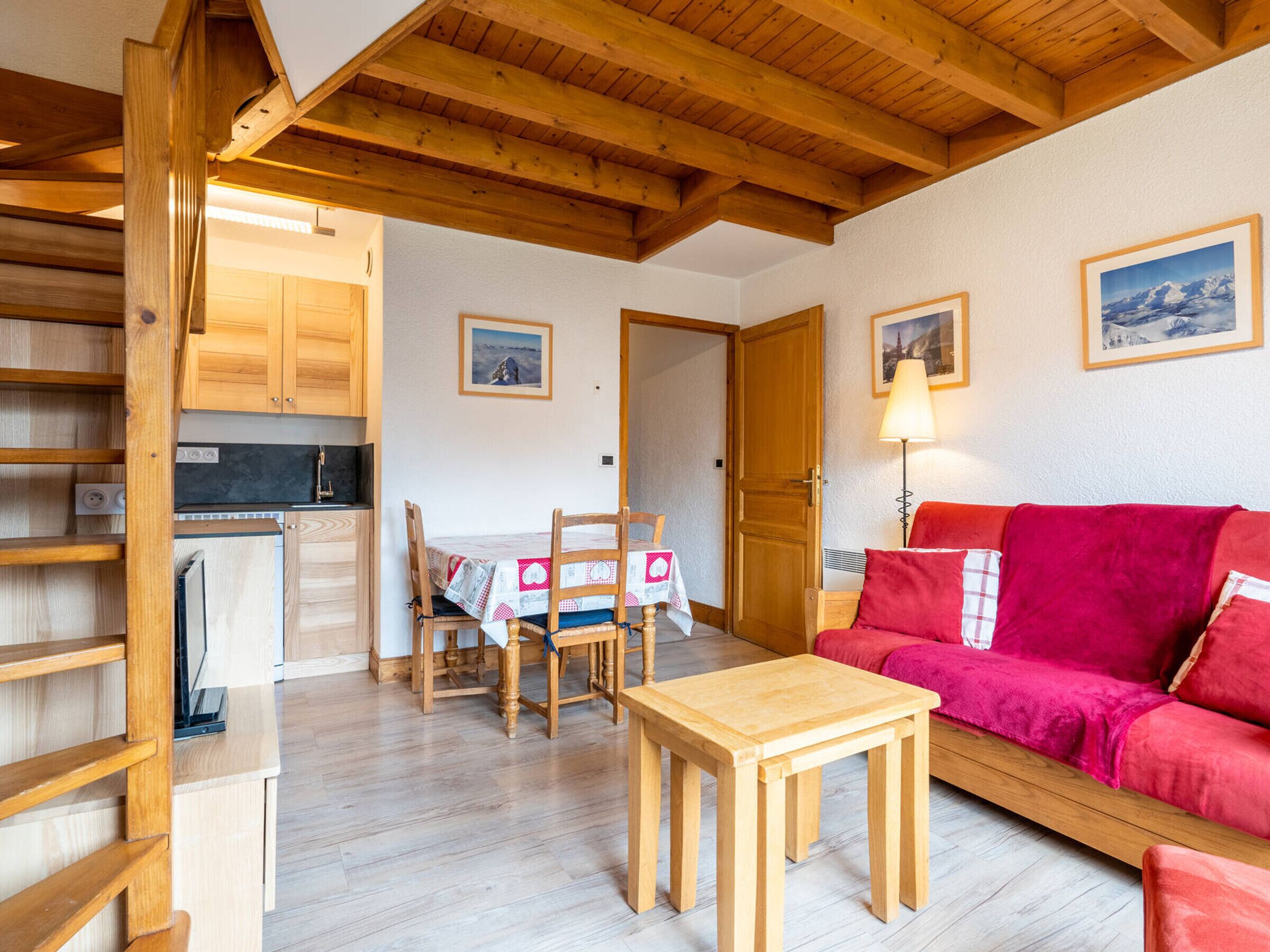 TV de tela plana, lareira, DVD player