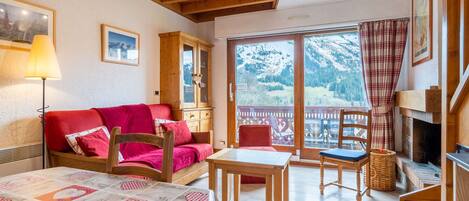 Flatskjerm-TV, peis og DVD-spiller