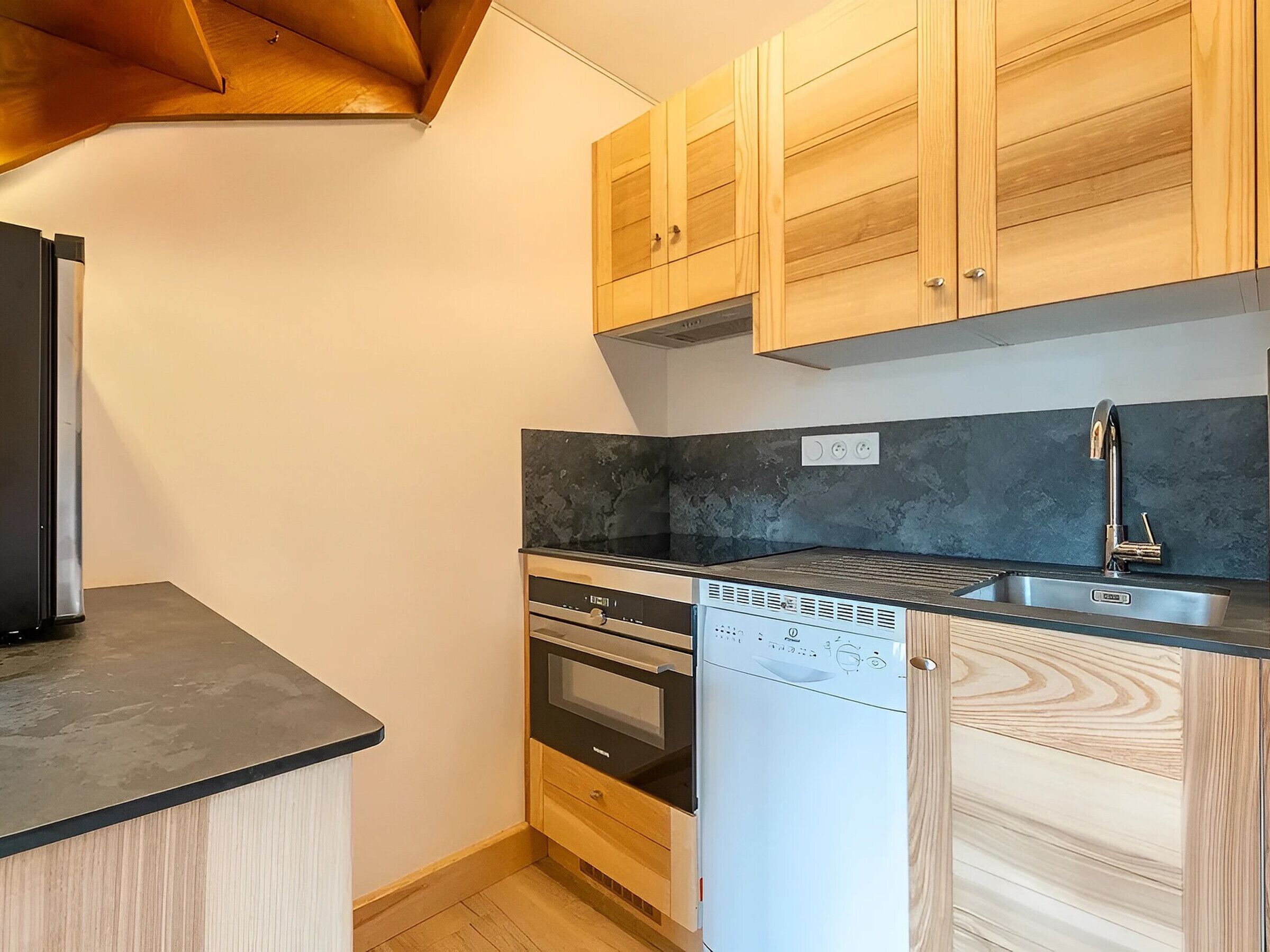 Coffee/tea maker, fridge, microwave, stovetop