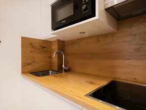 Réfrigérateur, micro-ondes, lave-vaisselle, grille-pain