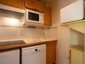 Refrigerador, microondas, lavavajillas y cafetera y tetera 