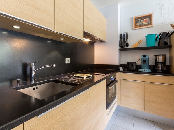 Fridge, microwave, dishwasher, coffee/tea maker