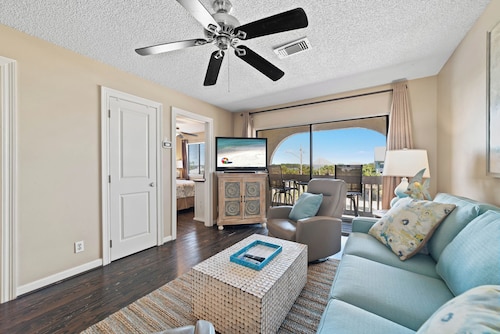 Come Stay At This Cozy Beach Condo!