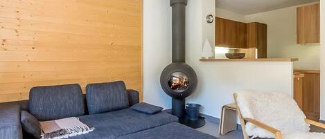 Een televisie en een open haard