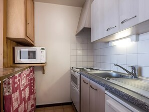 Fridge, microwave, dishwasher, coffee/tea maker