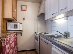 Réfrigérateur, four à micro-ondes, lave-vaisselle, cafetiÚre-théiÚre