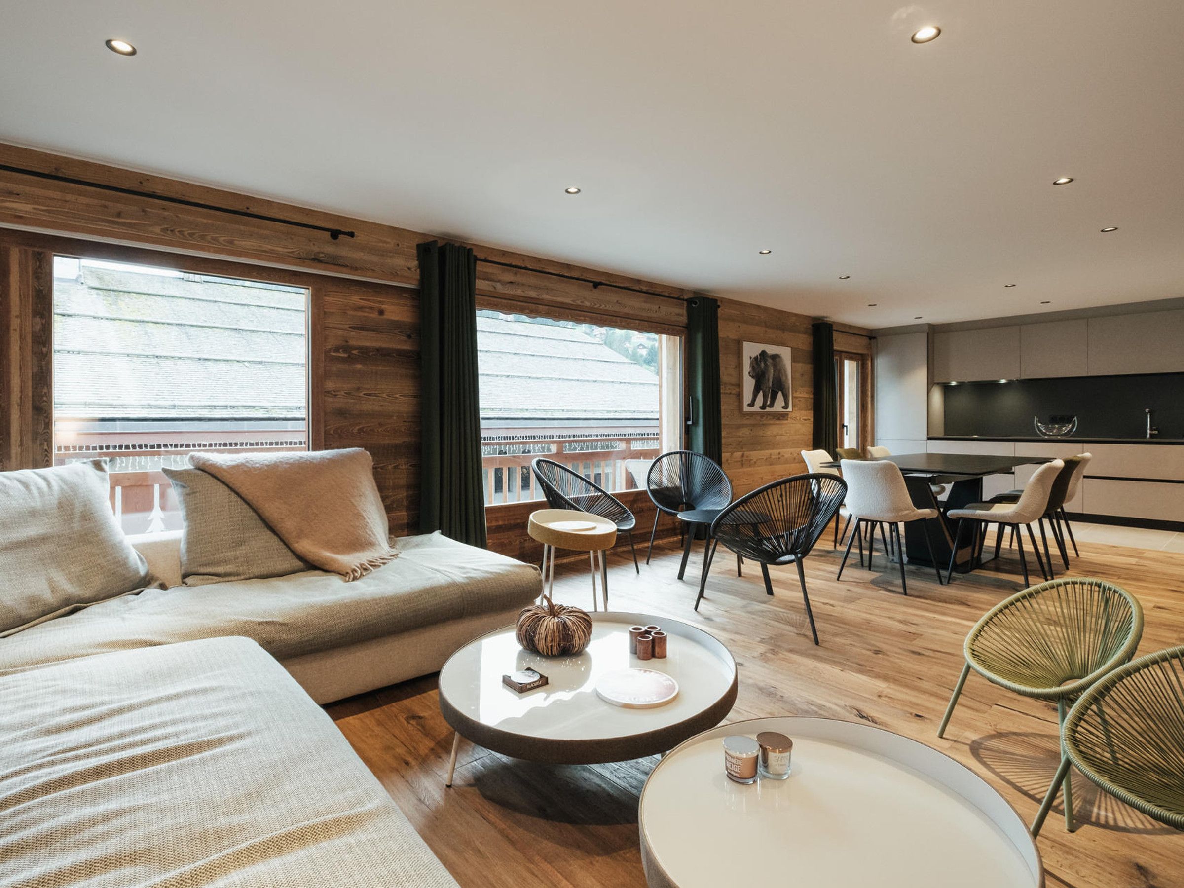 Een moderne woonkamer met een bank, salontafel en eethoek.