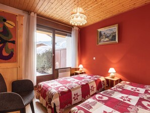 1 bedroom, bed sheets - 1-bedroom with south terrace, near slopes and shops, garage, pets allowed (La Clusaz)