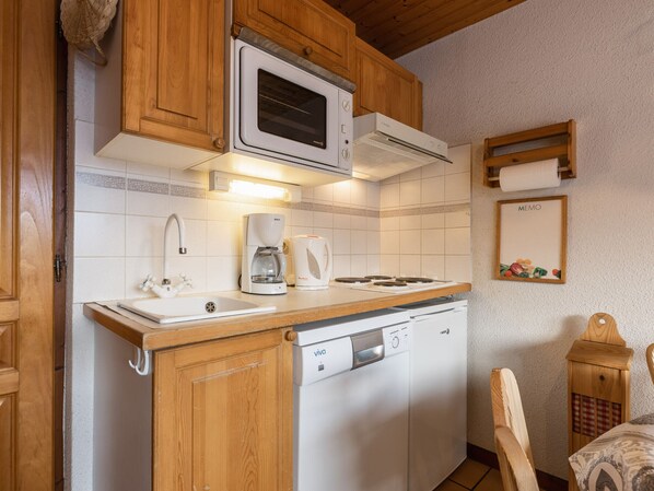 Fridge, microwave, oven, dishwasher - 1-bedroom with south terrace, near slopes and shops, garage, pets allowed (La Clusaz)