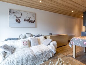 Televisión y chimenea 