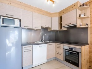 Refrigerador, microondas, lavavajillas y cafetera y tetera 