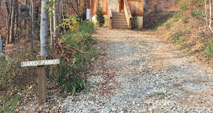 Hanky Panky!- Hot Tub, Fireplace, Romantic, Secluded, WiFi