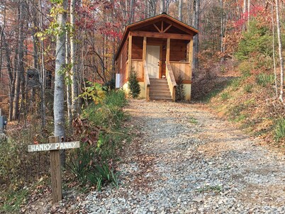 Hanky Panky!- Hot Tub, Fireplace, Romantic, Secluded, WiFi