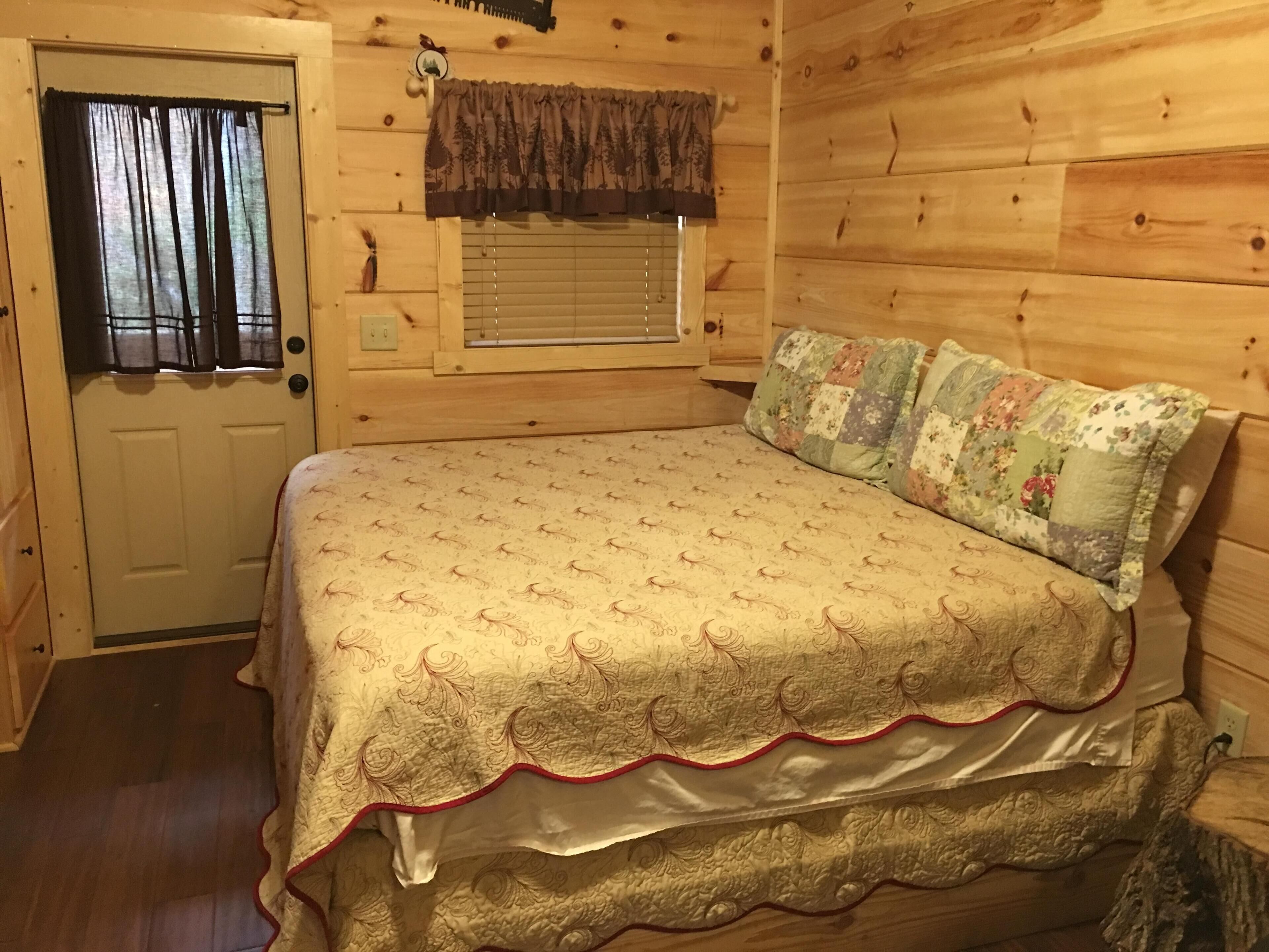 Hanky Panky!- Hot Tub, Fireplace, Romantic, Secluded, WiFi