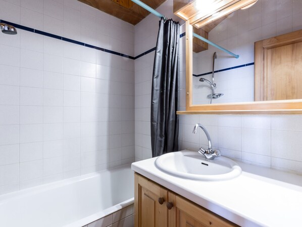 Bathroom - Cozy 2-room with fireplace, near slopes, garage included (La Clusaz)