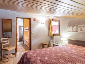 1 bedroom, bed sheets