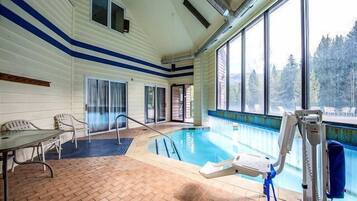 Piscina coperta, una piscina riscaldata