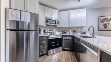 Frigorifero, microonde, forno, piano cottura